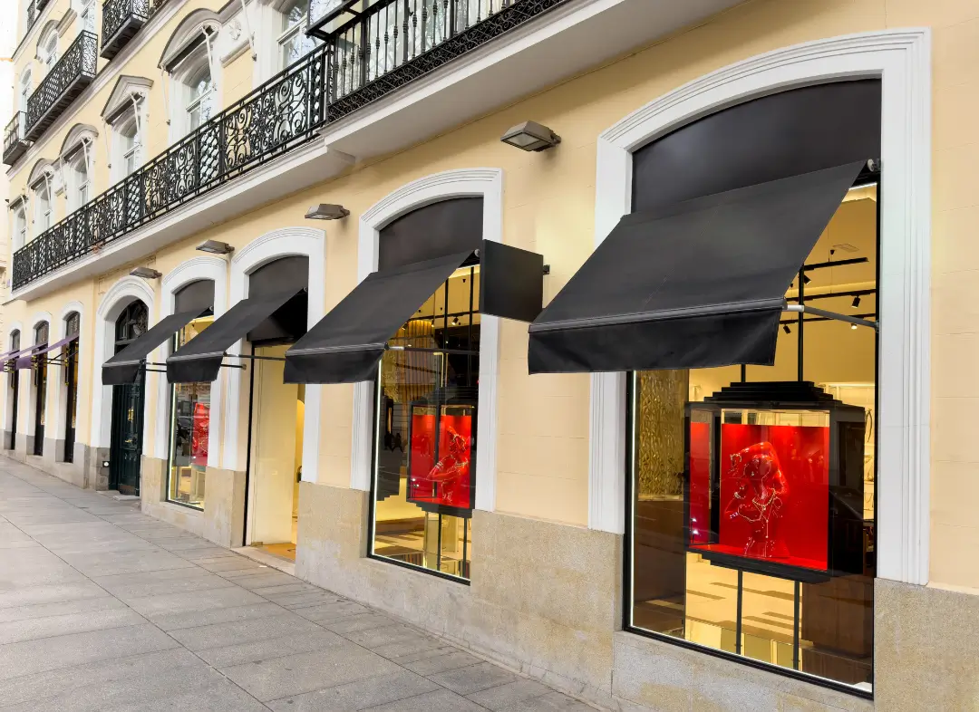 Façade vitrine de magasin en aluminium sur mesure à Machecoul-Saint-Même